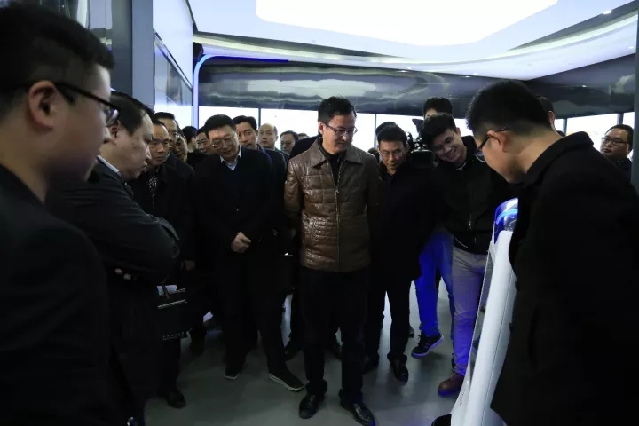 小爱机器人，爱依特，人机共教，助教机器人，机器人老师